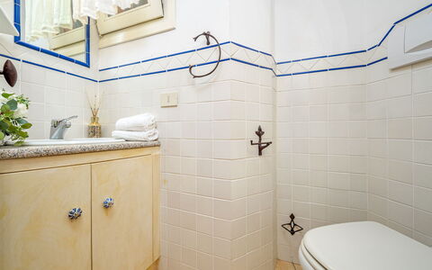 Villa Stella 6: Badkamer, Loodgieterswerkinrichting, Flooring, Verdieping, Interieur Ontwerp, Loodgieter, Toilet, Tegel, Kraan, Handdoek