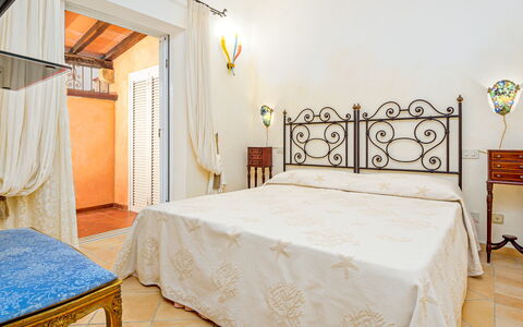 Villa Stella 6: Flooring, Verdieping, Interieur Ontwerp, Slaapkamer, Bed, Meubilair, Laken, Kamer, Plafond, Bedding