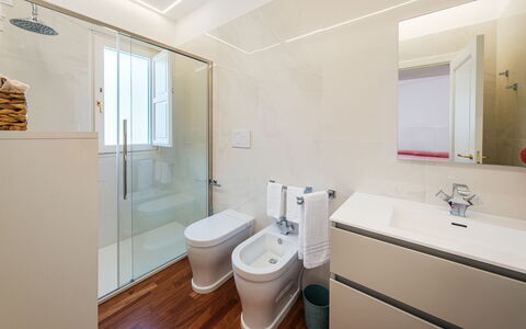 Villa Bellina 6: Badkamer, Flooring, Loodgieterswerkinrichting, Verdieping, Interieur Ontwerp, Muur, Wc Bril, Toilet, Wastafel In De Badkamer, Wastafel