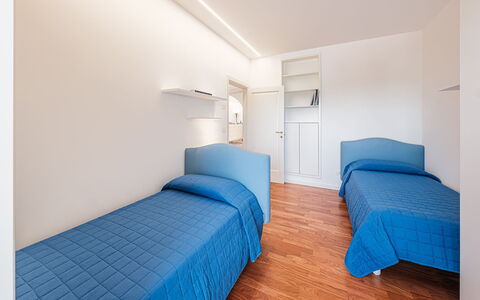 Villa Bellina 6: Flooring, Verdieping, Interieur Ontwerp, Plafond, Appartement, Kamer, Slaapkamer, Bed, Bed Frame, Bedding