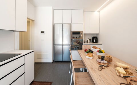 Villa Bellina 6: Keuken, Countertop, Toestel Van De Keuken, Interieur Ontwerp, Flooring, Meubilair, Cabinetry, Major Appliance, Hout, Verdieping