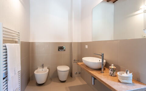 I Lauri 12: Badkamer, Flooring, Loodgieterswerkinrichting, Wastafel In De Badkamer, Muur, Verdieping, Interieur Ontwerp, Wastafel, Kraan, Loodgieter