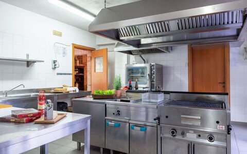 I Lauri 12: Keuken, Toestel Van De Keuken, Countertop, Major Appliance, Fornuis, Huishoudapparatuur, Cabinetry, Fornuis, Gasfornuis