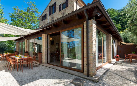 I Lauri 12: Hout, Huis, Architectuur, Huis, Verblijf, Deur, Dak, Schaduw, Outdoor Structuur, Veranda