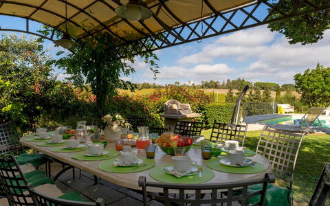 Gli Spilocchi 16: Meubilair, Tafel, Buitenmeubels, Stoel, Buitentafel, Tuin, Schaduw, Keuken En Eettafel, Tafelkleed, Gazon