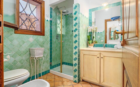 Casa Maestrale 6: Blauw, Flooring, Interieur Ontwerp, Verdieping, Loodgieterswerkinrichting, Badkamer, Loodgieter, Tegel, Kraan, Badkamerkast