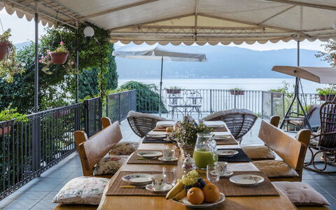 Villa Eden 8: Meubilair, Buitenmeubels, Tafel, Stoel, Buitentafel, Balkon, Restaurant, Keuken En Eettafel, Bloempot, Schaduw