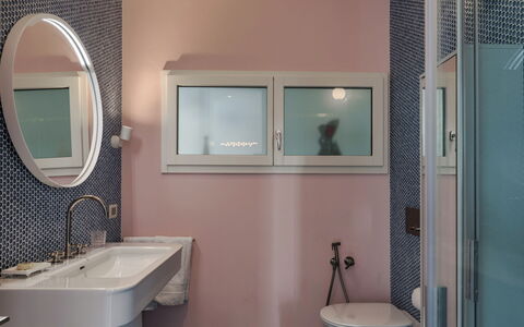 Villa Ponti 6: Badkamer, Muur, Loodgieterswerkinrichting, Interieur Ontwerp, Wastafel In De Badkamer, Wastafel, Verdieping, Spiegel, Flooring, Loodgieter