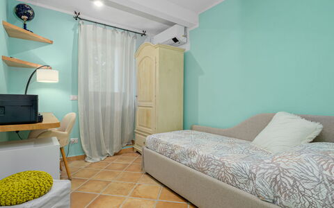 Villa la Marina 5+1: Meubilair, Interieur Ontwerp, Verdieping, Muur, Flooring, Kamer, Hout, Slaapkamer, Huis, Bed