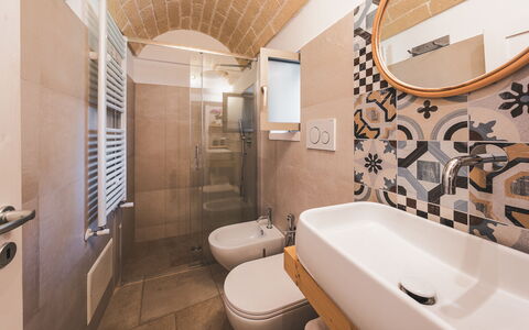Trulli Biancapetra 8+2: Flooring, Verdieping, Interieur Ontwerp, Plafond, Loodgieterswerkinrichting, Kamer, Tegel, Badkamer, Loodgieter, Wastafel