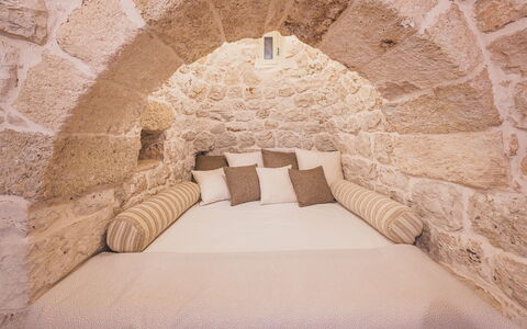 Trulli Biancapetra 8+2: Muur, Slaapkamer, Interieur Ontwerp, Meubilair, Bed, Verdieping, Verlichting, Hoofdkussen, Flooring, Kamer