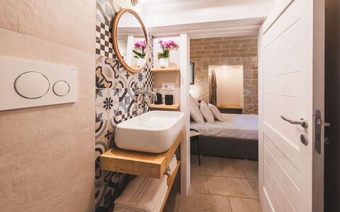 Trulli Biancapetra 8+2: Interieur Ontwerp, Flooring, Verdieping, Kamer, Loodgieterswerkinrichting, Huis, Loodgieter, Toilet, Wastafel, Wastafel In De Badkamer