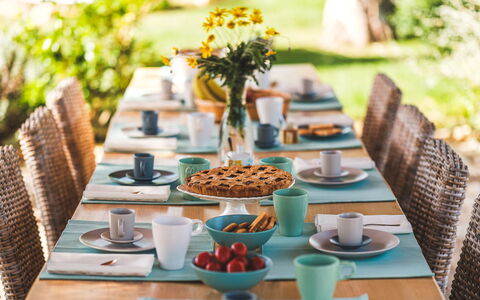 Trulli Biancapetra 8+2: Tableware, Meubilair, Tafel, Serveware, Drinkware, Dishware, Voedsel, Bord, Tafelkleed, Serviesje