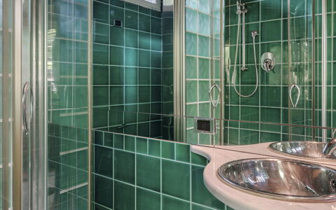 Villa Liberty Albisola 6+2: Loodgieterswerkinrichting, Badkamer, Kraan, Wastafel In De Badkamer, Loodgieter, Interieur Ontwerp, Flooring, Wastafel, Tegel, Glas