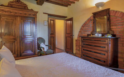 Podere Giardino 16+2: Meubilair, Interieur Ontwerp, Muur, Hout, Flooring, Slaapkamer, Verdieping, Verlichting, Bed, Kamer