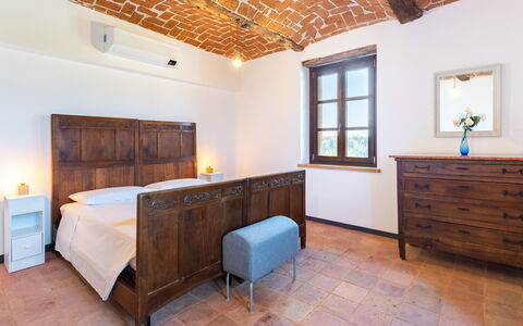 Casa Leonarda 8+2: Meubilair, Bed, Interieur Ontwerp, Slaapkamer, Muur, Hout, Plafond, Flooring, Verdieping, Laken