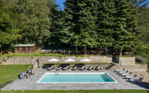 Villa la Rassinata 8: Buitenmeubels, Zwembad, Tuin, Landscaping, Flagstone, Eco Hotel, Schaduw, Toevlucht, Paraplu, Park