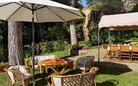 Villa la Rassinata 8: Meubilair, Hout, Buitenmeubels, Paraplu, Tafel, Buitentafel, Stoel, Schaduw, Tuin, Outdoor Structuur