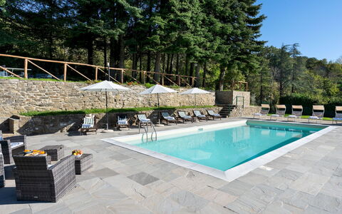 Villa la Rassinata 8: Zwembad, Buitenmeubels, Flagstone, Toevlucht, Samengesteld Materiaal, Eco Hotel, Stoel, Schaduw, Ligstoel, Paraplu
