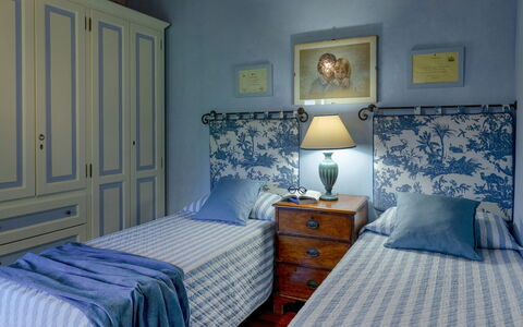 La Mandolata 12: Meubilair, Bed, Blauw, Bedding, Slaapkamer, Interieur Ontwerp, Laken, Muur, Hout, Kamer