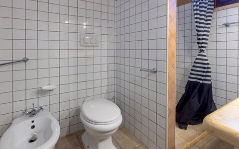 Villa Floria 4: Wc Bril, Badkamer, Toilet, Loodgieterswerkinrichting, Muur, Flooring, Verdieping, Loodgieter, Interieur Ontwerp, Tegel