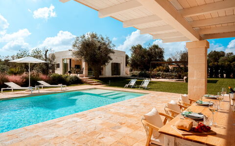 Villa Belkis 6: Zwembad, Woongebied, Toevlucht, Huis, Landgoed, Tuin, Schaduw, Hacienda, Landscaping, Backyard