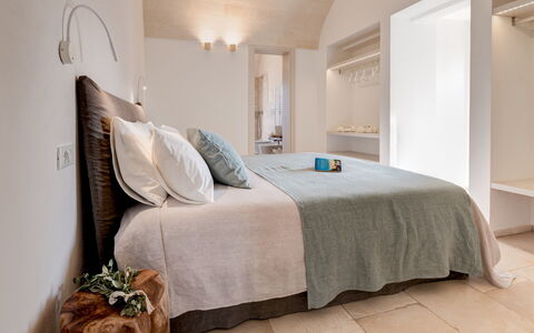 Villa Belkis 6: Interieur Ontwerp, Muur, Meubilair, Flooring, Plafond, Verdieping, Slaapkamer, Bed, Huis, Verlichting