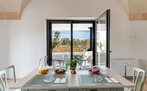 Villa Belkis 6: Meubilair, Keuken En Eettafel, Tafel, Interieur Ontwerp, Stoel, Eetkamer, Koffietafel, Kamerplant, Beits, Restaurant