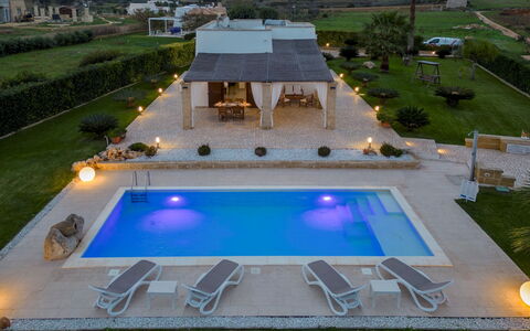Villa Serena 4: Zwembad, Thermae, Toevlucht, Buitenmeubels, Waterpartij, Eco Hotel, Paraplu, Landgoed, Meubilair, Flagstone