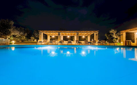 Opuntia Trulli e Lamie 10: Zwembad, Blauw, Toevlucht, Thermae, Eco Hotel, Reflecting Pool, Reflectie, Landgoed, Buitenmeubels, Hacienda