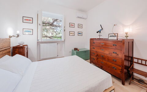 Villa Giari 8: Meubilair, Bed, Interieur Ontwerp, Slaapkamer, Muur, Flooring, Verdieping, Hout, Laken, Bedding