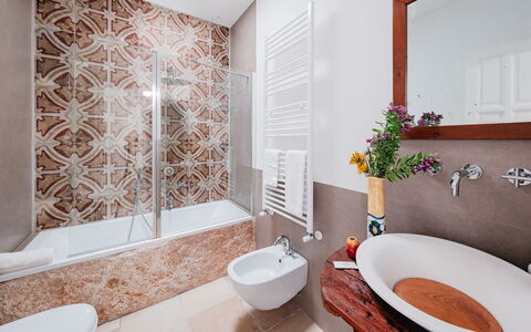 Villa Giari 8: Badkamer, Loodgieterswerkinrichting, Flooring, Interieur Ontwerp, Verdieping, Kraan, Wastafel, Loodgieter, Tegel, Wastafel In De Badkamer