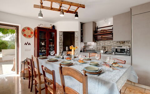 Villa Giari 8: Meubilair, Interieur Ontwerp, Stoel, Tafel, Eetkamer, Flooring, Hout, Keuken En Eettafel, Plafond, Verlichting
