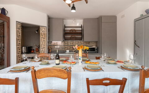 Villa Giari 8: Meubilair, Interieur Ontwerp, Flooring, Hout, Keuken, Countertop, Plafond, Kamer, Keuken En Eettafel, Tafel