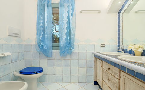 Villa Typha 10: Blauw, Flooring, Interieur Ontwerp, Verdieping, Loodgieterswerkinrichting, Badkamer, Tegel, Kamer, Kraan, Wastafel In De Badkamer