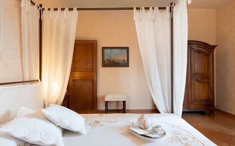 Casa del Duca 10: Meubilair, Interieur Ontwerp, Bed, Slaapkamer, Hout, Kamer, Bedding, Verdieping, Laken, Linens