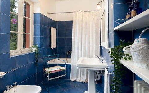 Casa del Duca 10: Blauw, Badkamer, Loodgieterswerkinrichting, Interieur Ontwerp, Wastafel, Flooring, Wastafel In De Badkamer, Kraan, Toilet, Verdieping
