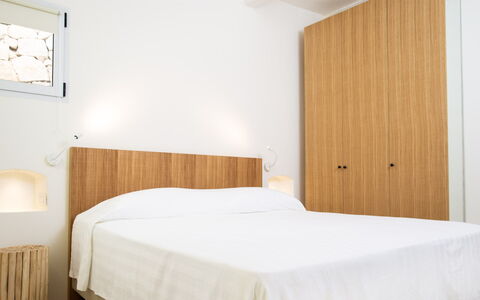 Villa Anga 10+1: Muur, Slaapkamer, Hout, Interieur Ontwerp, Bed, Meubilair, Flooring, Verdieping, Bedding, Laken