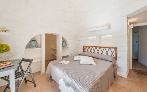 Borgo Dell'Agrumeto 8: Muur, Architectuur, Slaapkamer, Huis, Plafond, Verdieping, Appartement, Bed, Bedding, Laken