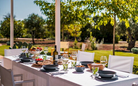 Borgo Dell'Agrumeto 8: Meubilair, Tableware, Tafel, Drinkware, Buitenmeubels, Stoel, Buitentafel, Voedsel, Restaurant, Serveware
