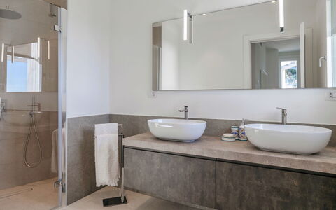 Villa Gioia 8: Badkamer, Interieur Ontwerp, Wastafel In De Badkamer, Loodgieterswerkinrichting, Flooring, Wastafel, Muur, Spiegel, Countertop, Verdieping