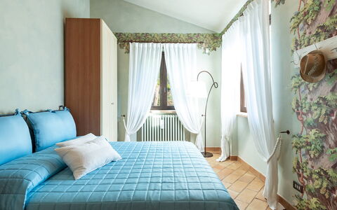 Villa Isotta 8+4: Meubilair, Interieur Ontwerp, Slaapkamer, Bed, Verdieping, Flooring, Kamer, Linens, Hout, Bedding