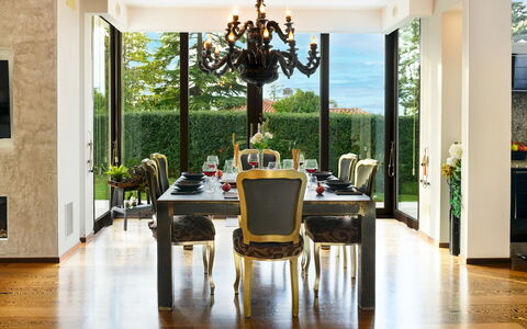 Villa Vae Victis 6: Meubilair, Interieur Ontwerp, Hout, Tafel, Stoel, Flooring, Verlichting, Eetkamer, Plafond, Verdieping