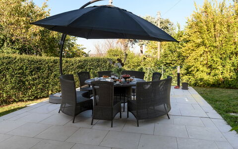 Villa Vae Victis 6: Paraplu, Meubilair, Buitenmeubels, Buitentafel, Tafel, Schaduw, Stoel, Tuin, Patio, Flagstone