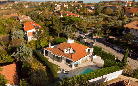 Villa Vae Victis 6: Gebouw, Dak, Woongebied, Huis, Huis, Buurt, Architectuur,  Dorf\, Voorstad, Menselijke Nederzetting