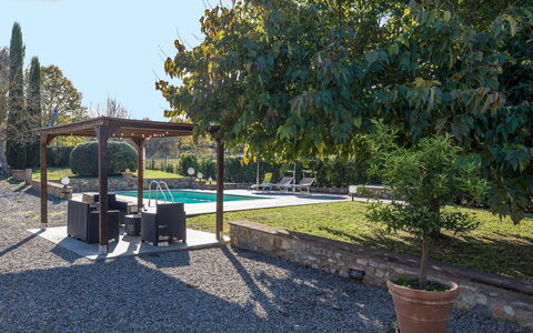 La Vigna 4: Schaduw, Tuin, Landscaping, Buitenmeubels, Backyard, Outdoor Structuur, Werf, Flagstone, Gazon, Binnenplaats