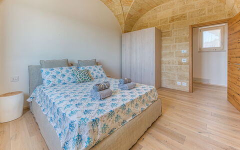 Villa Porta Azzurra 6+2: Interieur Ontwerp, Flooring, Verdieping, Plafond, Meubilair, Slaapkamer, Kamer, Linens, Bed, Bedding
