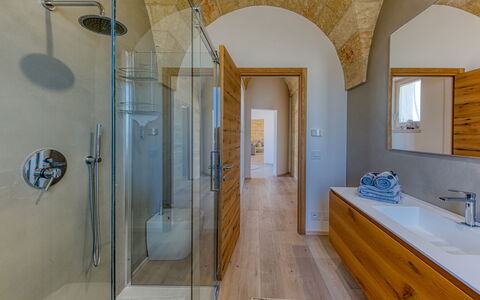 Villa Porta Azzurra 6+2: Flooring, Verdieping, Loodgieterswerkinrichting, Plafond, Tegel, Kraan, Loodgieter, Beits, Hardwood, Badkamer