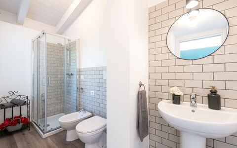 Dimora Campo delle Mura 4+2: Flooring, Badkamer, Loodgieterswerkinrichting, Verdieping, Interieur Ontwerp, Loodgieter, Kraan, Wastafel In De Badkamer, Tegel, Wastafel