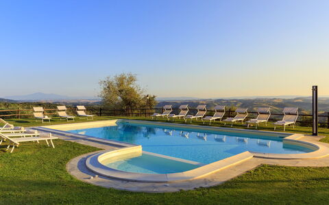 Villa Stroncoli 14: Zwembad, Toevlucht, Thermae, Buitenmeubels, Eco Hotel, Ligstoel, Hotel, Villa, Landgoed, Hacienda